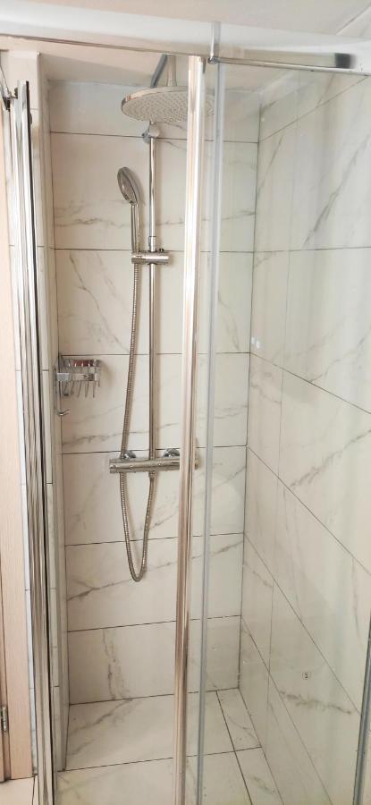 Nice Apartment Near City Center Athena Bagian luar foto