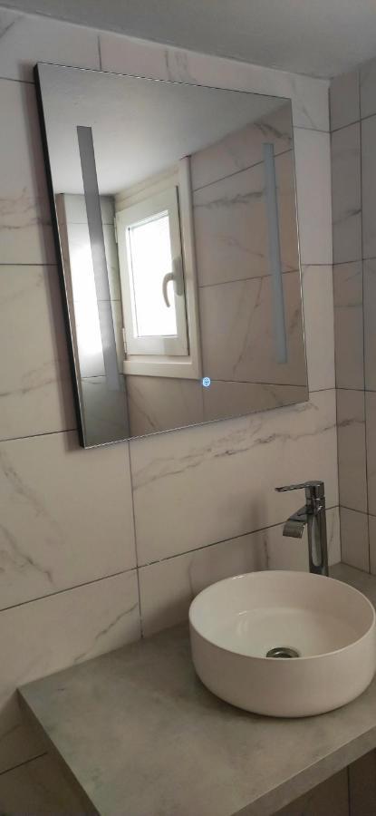 Nice Apartment Near City Center Athena Bagian luar foto