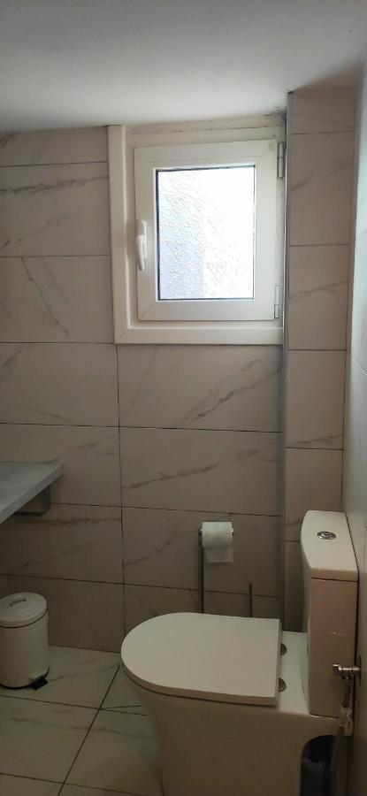 Nice Apartment Near City Center Athena Bagian luar foto